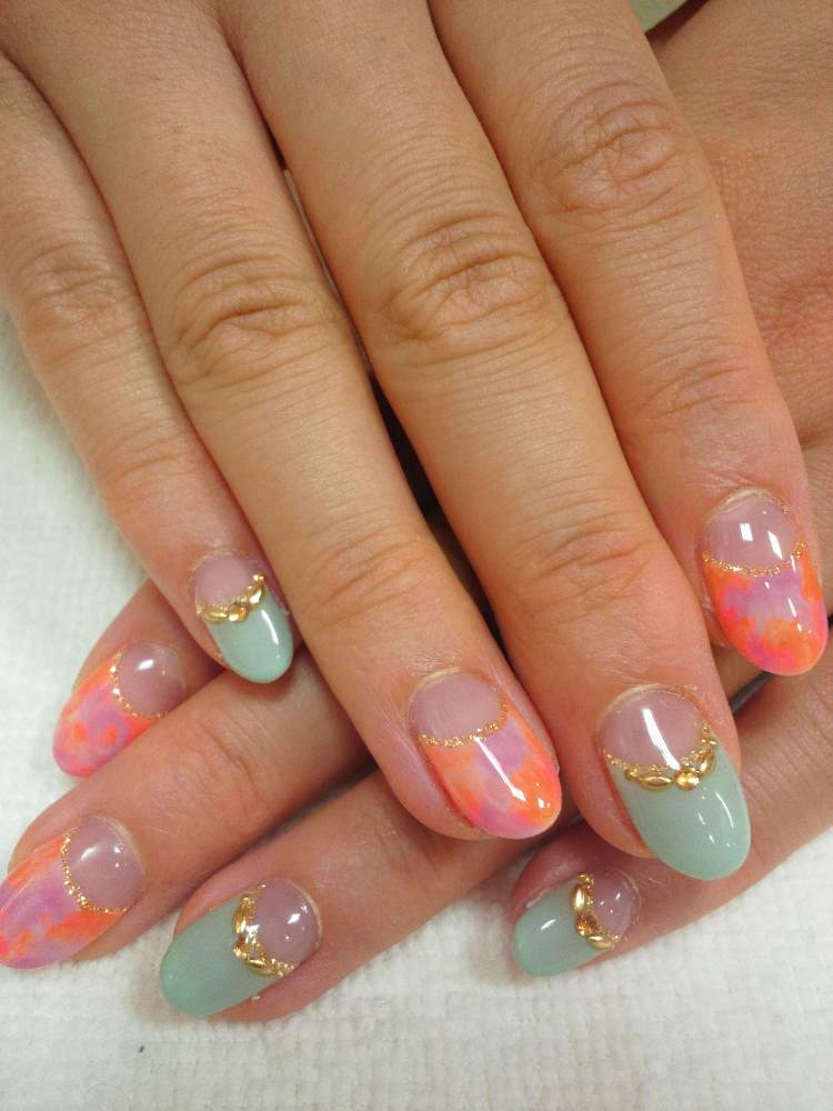 Kravata farbivo francúzske nechty trendové batikované nechty