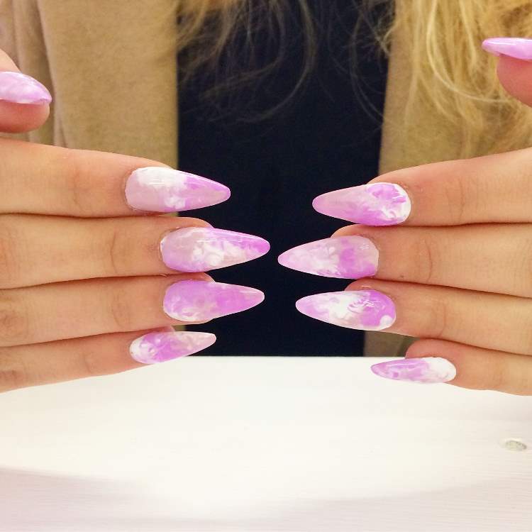 Viazajte farbiace nechty elegantné pastelové farby trendy v lakoch na nechty v lete