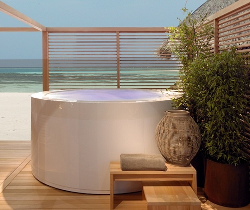 moderná vaňa-vonkajší priestor