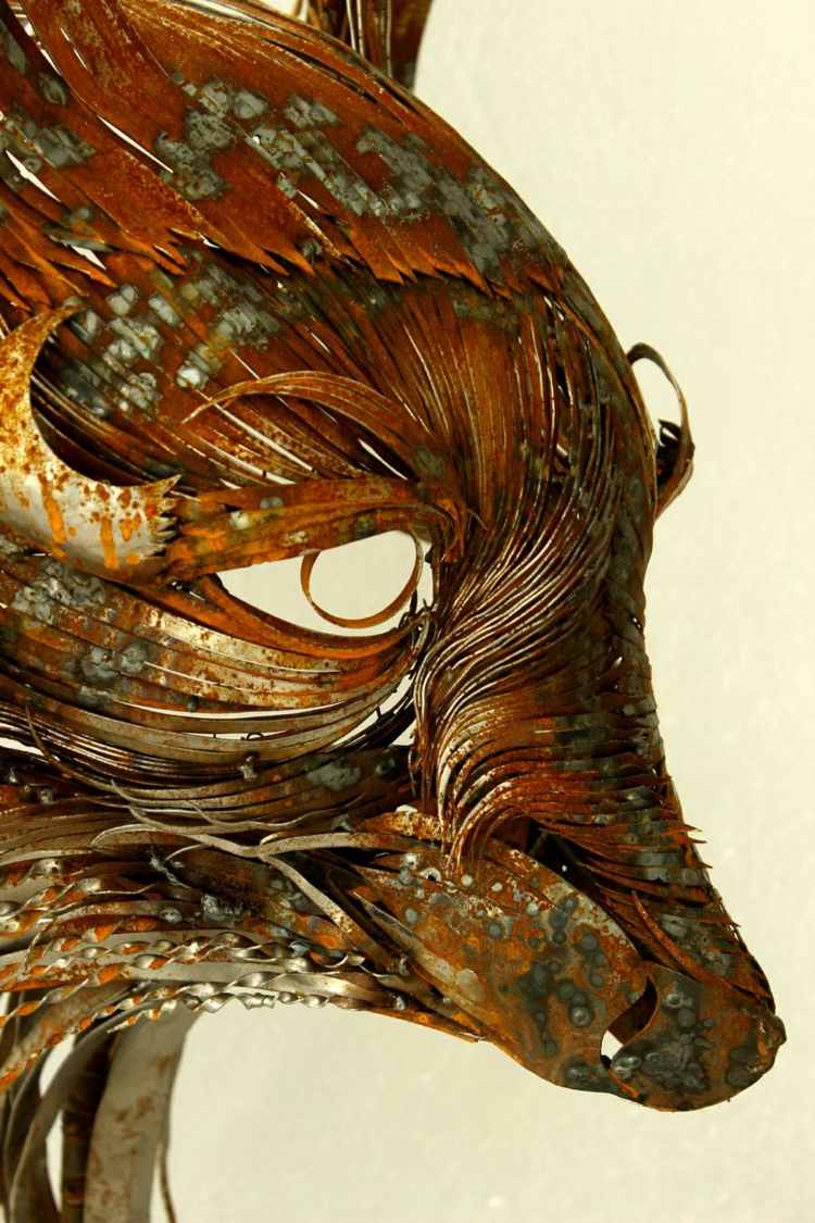 Hrdzavý kov napodobňuje červenú kožušinu líšky sochy zvierat kovová líška nos srsť hrdzavá červenohnedá