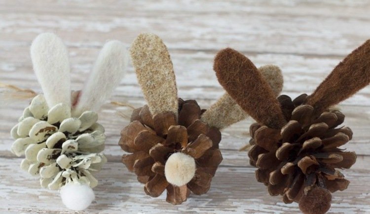 Jednoduché králiky s ušami z plsti a chvostmi z malých pomponov