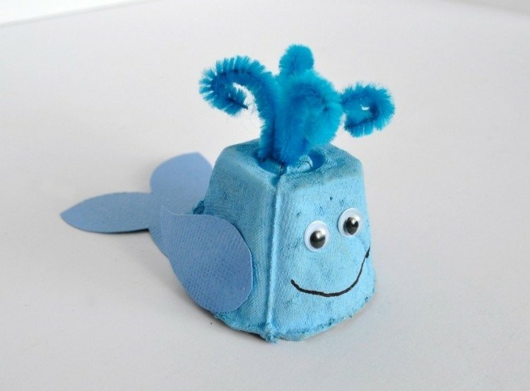 drotár s vajíčkovými krabicami veľrybí-svetlo-modrý-jednoduchý hrnček-papier