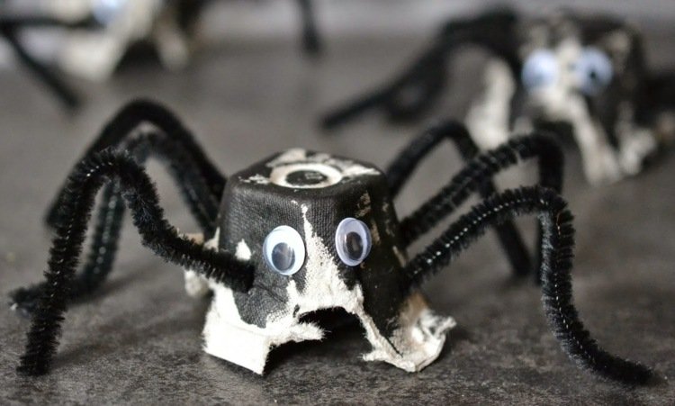 tinker-egg-boxes-spider-do-it-yourself-idea-deti-halloween