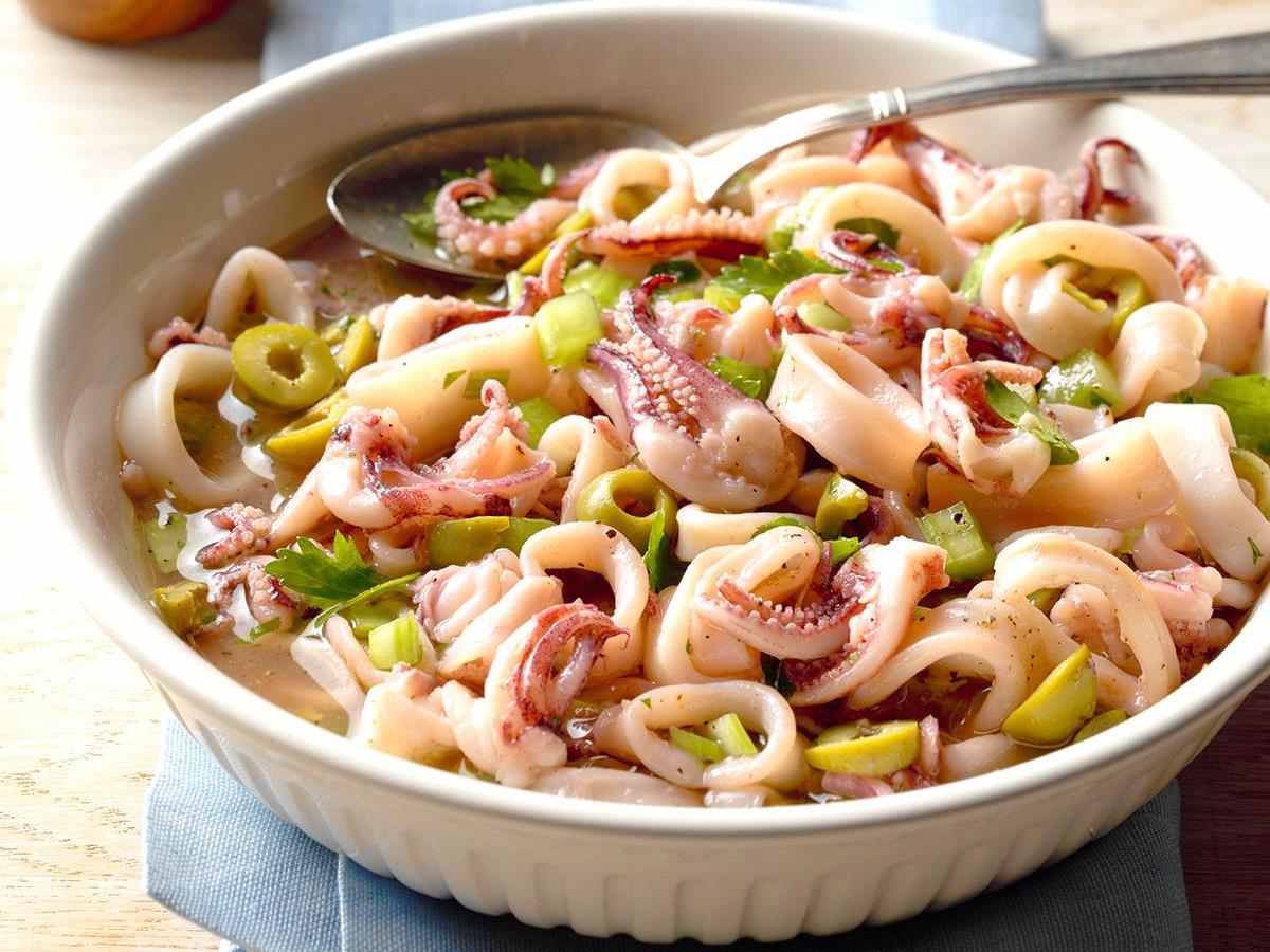 Squid recept marinovaný šalát z morských plodov s olivami, letné jedlá, rýchla večera
