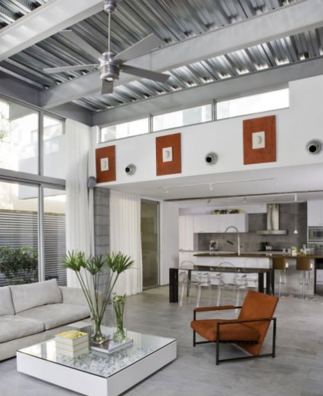 moderný interiér s kovovým stropom moderný nábytok-kovový strop