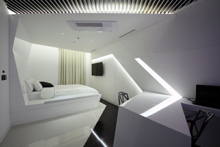 neobvyklý nábytok-zariadenie-spálňa-biela-čierna-písací stôl