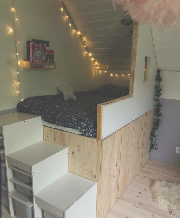 Domáca poschodová posteľ s úložným priestorom a rozprávkovými svetlami ako ozdoba
