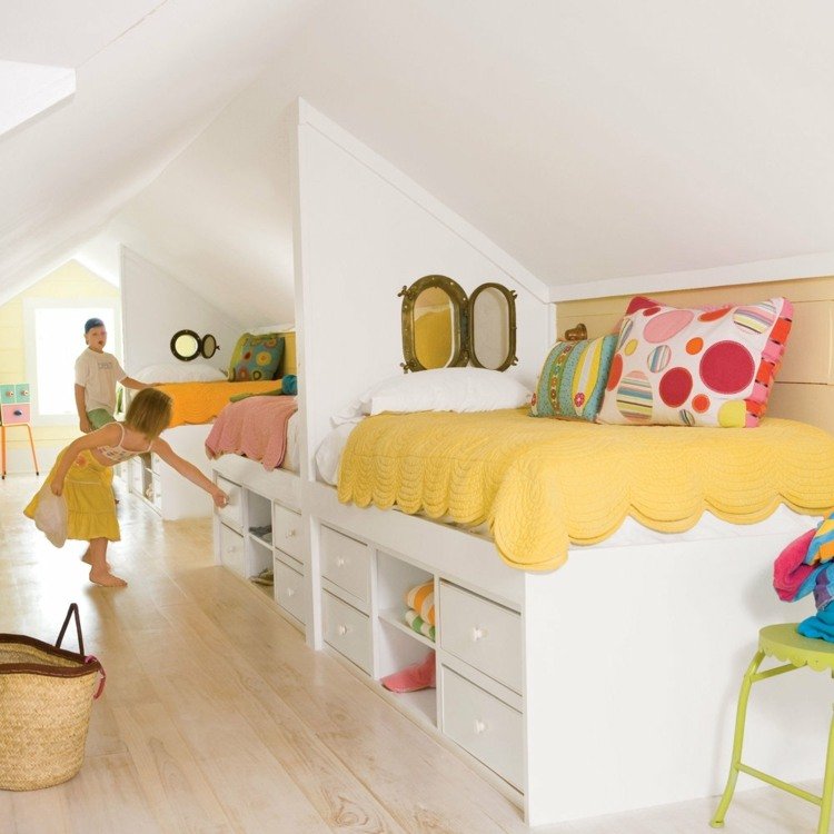 Pekne zariadená podkrovná izba pre deti so vstavanými posteľami a priečkami