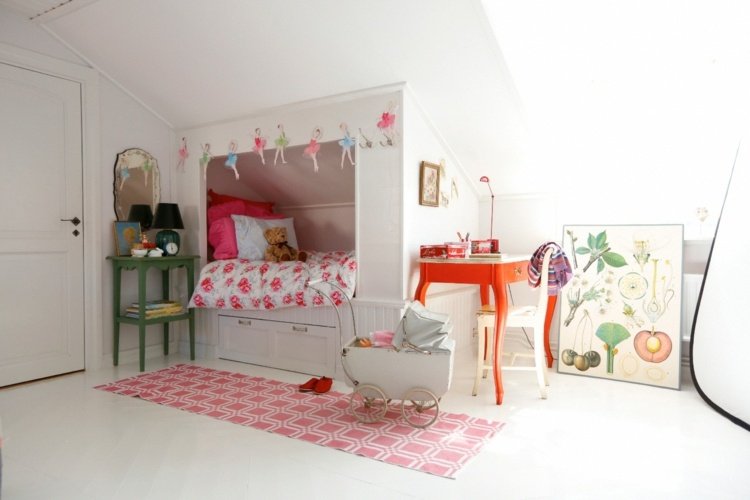 Optimálne využitie šikmých stropov postele v detských a teenagerských izbách