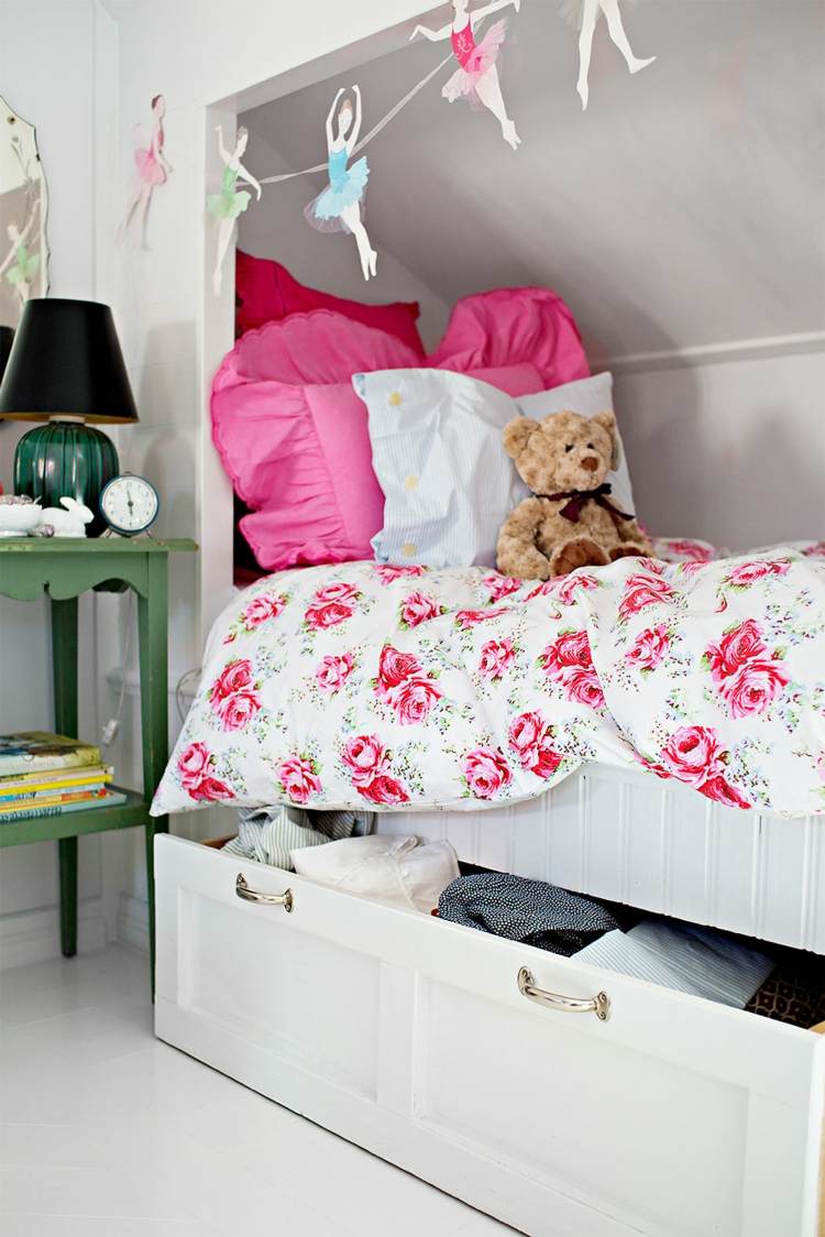 Posteľ pod šikmým stropom so vstavanou zásuvkou pre úložný priestor