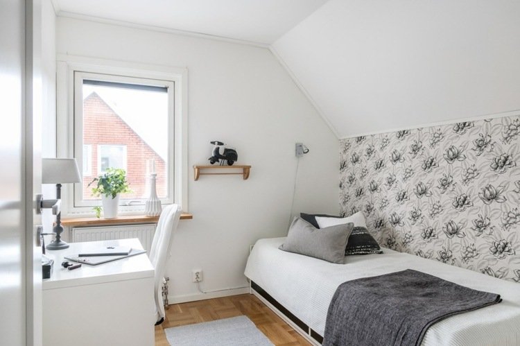 Vytvorte malú miestnosť so svahom vo svetlých farbách - nápad pre deti, teenagerov alebo hostí