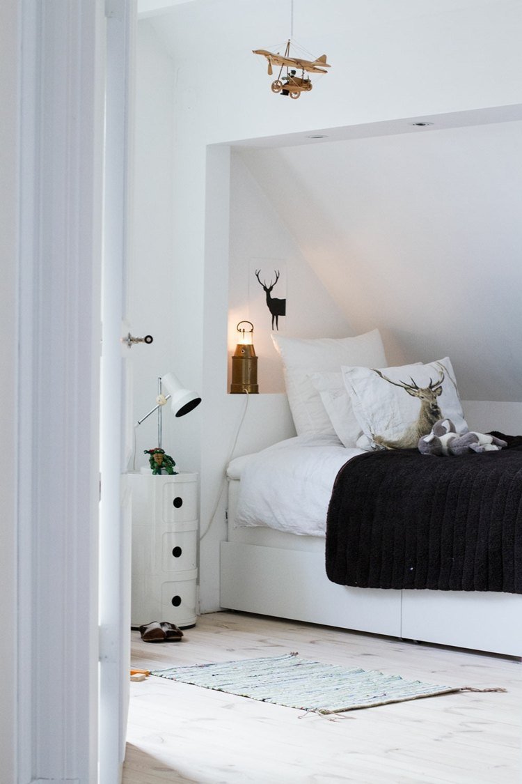 Pomocou výklenku pod svahom rozložte posteľ