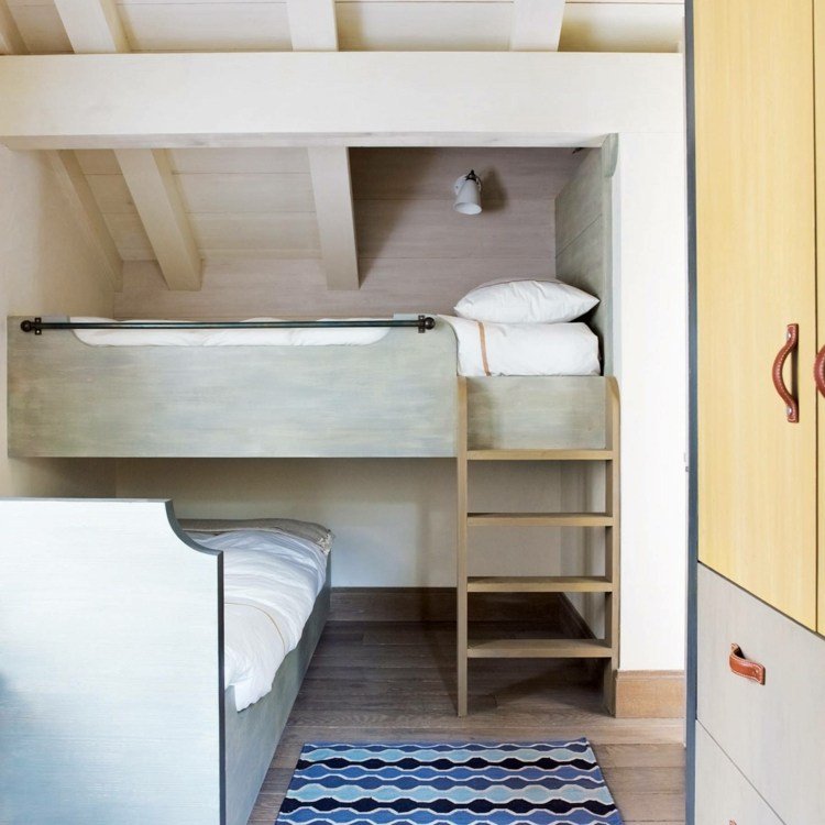 Praktické zariadenie malej podkrovnej miestnosti s normálnou vstavanou posteľou