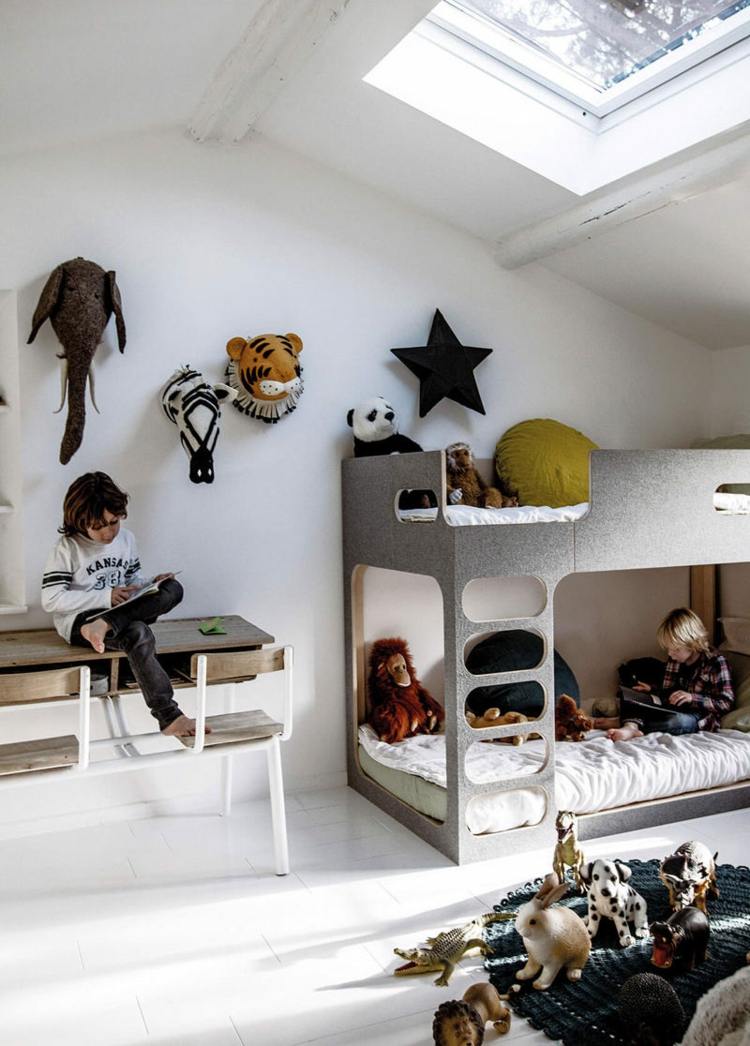 Využite vysoký sklon strechy na poschodové lôžko v dvojlôžkovej izbe