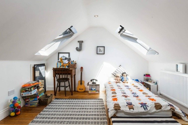 Posteľ pod šikmým stropom musí byť niekedy vo vzdialenosti od steny