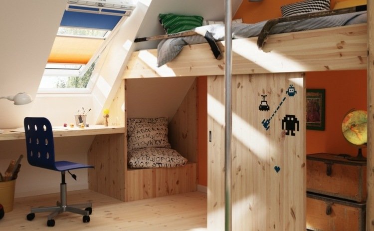 Vstavaný nábytok pod šikmou strechou šetrí priestor a je funkčný