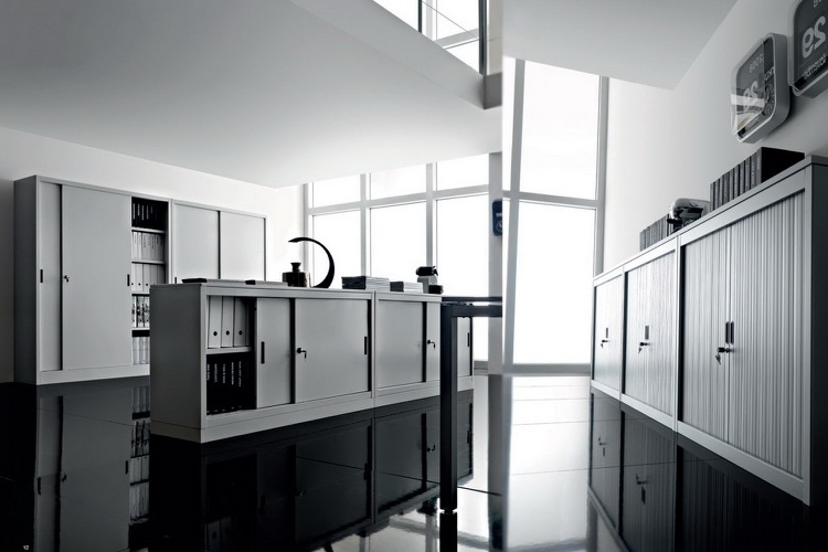 Oceľové skrinky na cenné veci v kancelárii kancelársky nábytok-tipy-pracovisko-šatňové skrinky-oceľové skrine-kartotéky