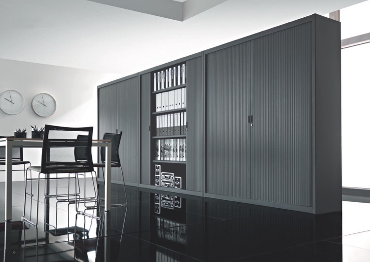 Priečne roletové skrine sú obzvlášť obľúbené v kancelárii kancelársky nábytok-tipy-pracovná stanica-oceľové skrine-skriňa s posuvnými dverami-antracit