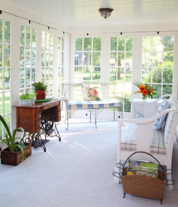 presklená terasa slnečný vintage nábytok črepníkové rastliny rastliny v kvetináči s presklenou terasou a starožitným nábytkom