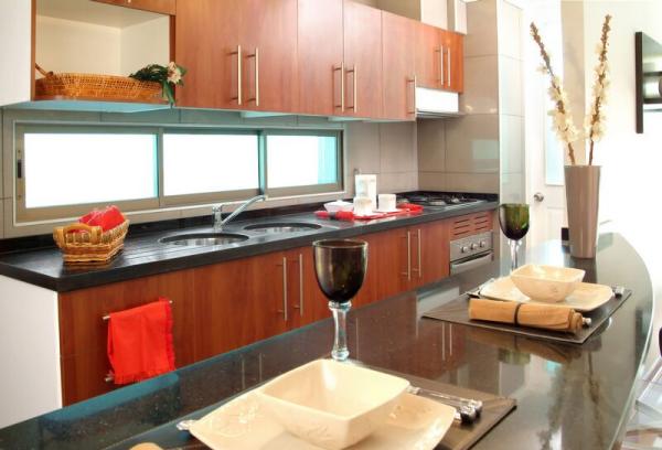 Tipy nápady kuchynské okná kachľové zrkadlá posuvné dvere drevené skrinky