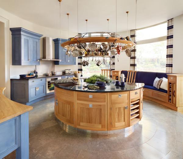 okrúhle usporiadanie kuchyne okrúhly kuchynský ostrovček veľké okno lavica drevo