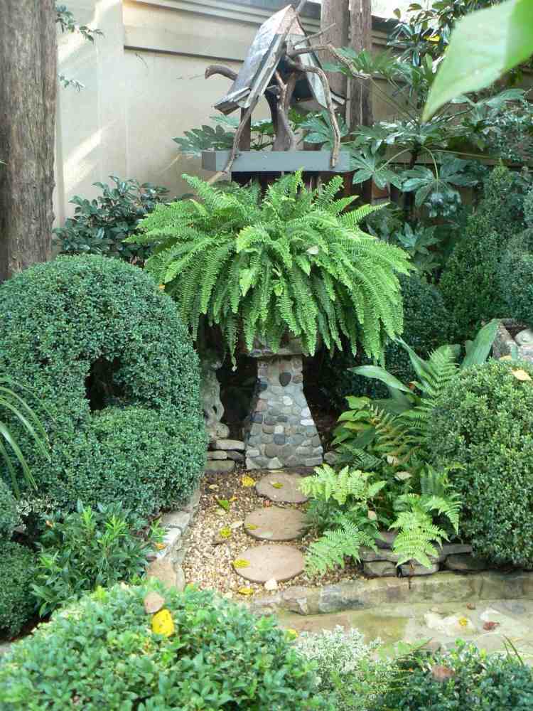 tipy-nápady-prídel-záhradný-dizajn-vždyzelené-rastliny-kniha-strom-papraď