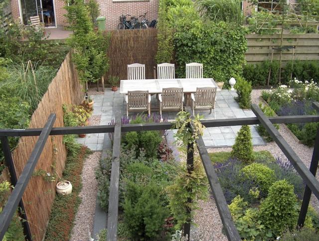 Vytvorte pridelenú záhradnú terasu Obrazovka na ochranu osobných údajov Bambusové rohože Chodník štrkové rastliny