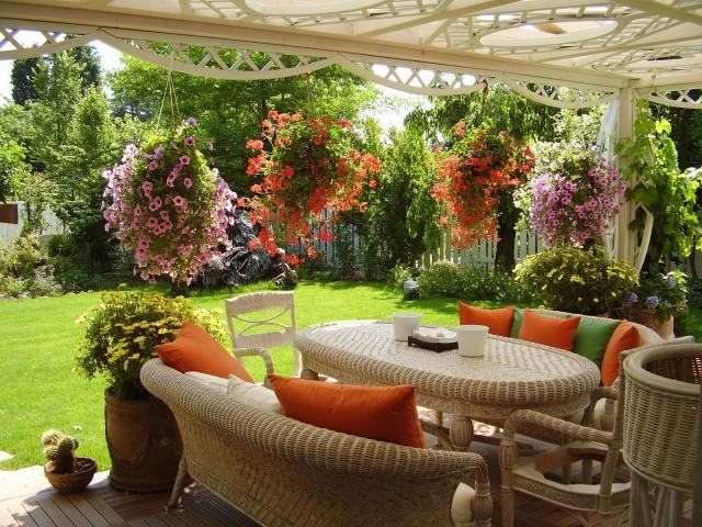 záhradný dizajn trávniková plocha závesný košík ratanový nábytok terasa zastrešená