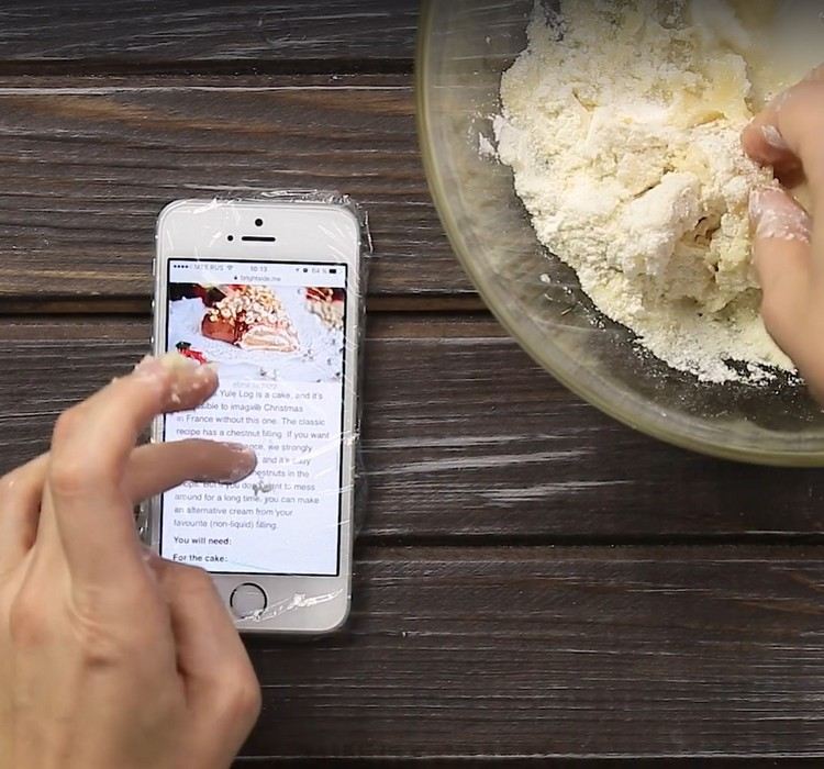 Tipy a triky v domácnosti - chráňte svoj smartfón potravinovou fóliou Tipy a triky pre domácu potravinovú fóliu, ochranu pre smartphone a pečenie