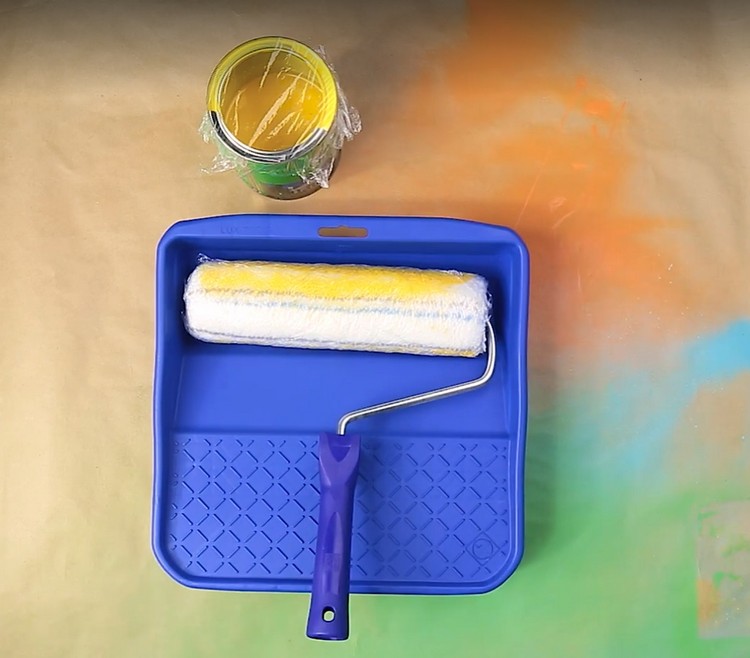 Vedro s farbou a maliarsky valček zabaľte potravinovou fóliou tipy-triky-domácnosť-vedierka-farby-valčeky-na-valčeky-fólie