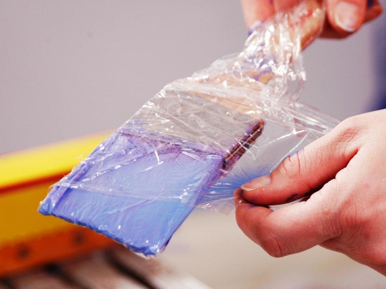 Tipy a triky pre domácnosť - zabaľte štetce na neskôr tipy-triky-domáca farba-štetec-priľnavý-film-zábal-namiesto-čistenia