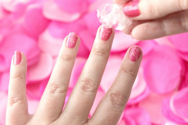 Vytvorte si krásne nechty pomocou lepiacej fólie tipy-triky-domácnosť-mramorový-nechtový-dizajn-urob si sám-lepiaca fólia