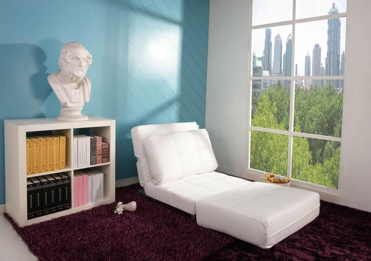 kreslo-kreslo-detská izba-biela-operadlo-purpurový-koberec