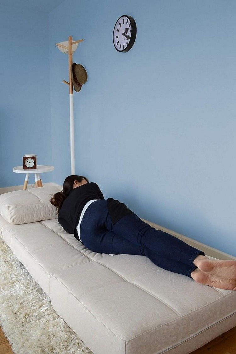 kreslo-kreslo-detská izba-jednolôžko-posteľ pre hostí-biely-huňatý-koberec