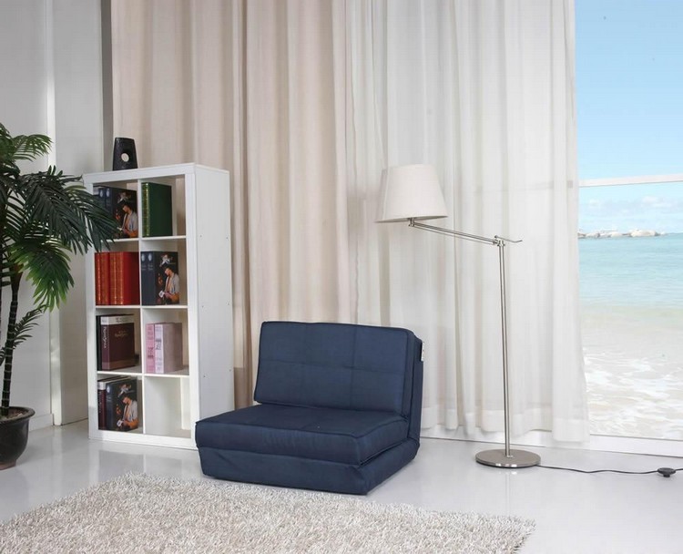 kreslo-kreslo-detská izba-tmavo modrá-huňatý-koberec-biela