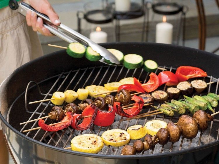 grilovanie bez alobalu malá zelenina na drevených špajdlách