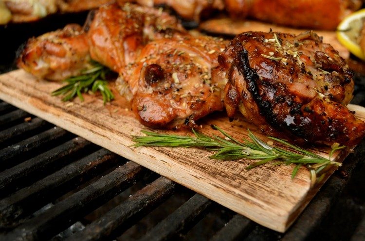 grilovanie bez alobalu alternatívna grilovacia doska mäso z cédrového dreva