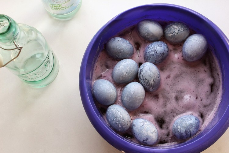 veľkonočné vajíčka-farby-prírodné-farbivo-hroznová šťava-ocot