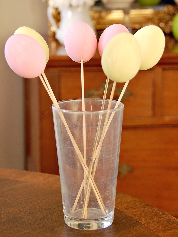 tipy na vyfukovanie veľkonočných vajíčok nápady na dekoráciu špajle strauss