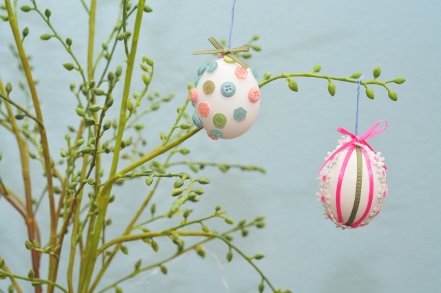 Nápady na dekoráciu veľkonočných vajíčok vyfúkajú zavesené jarné vetvy