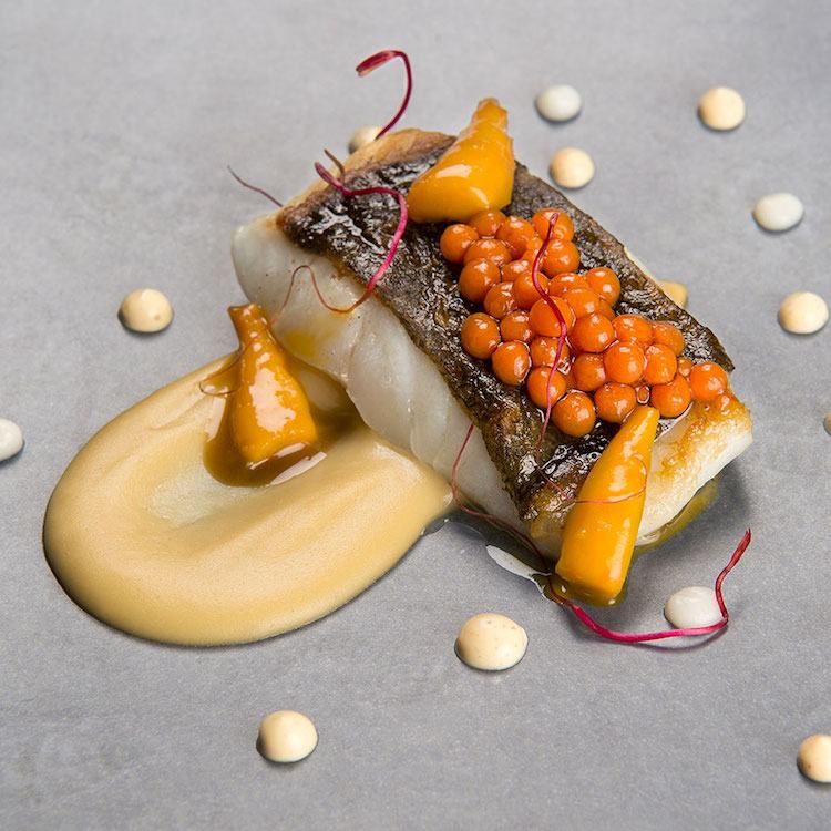 Poukladajte na tanier.Smotanová omáčka z rybieho filé