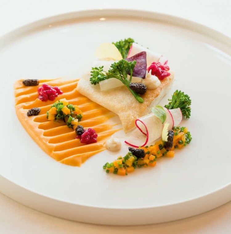 Usporiadajte tanier rybie filé zeleninové pyré sladké zemiaky