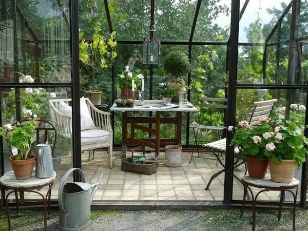 Nábytok do zimnej záhrady Drevené podlahy Keramické črepníkové rastliny Sklenené steny Vetracie posuvné dvere