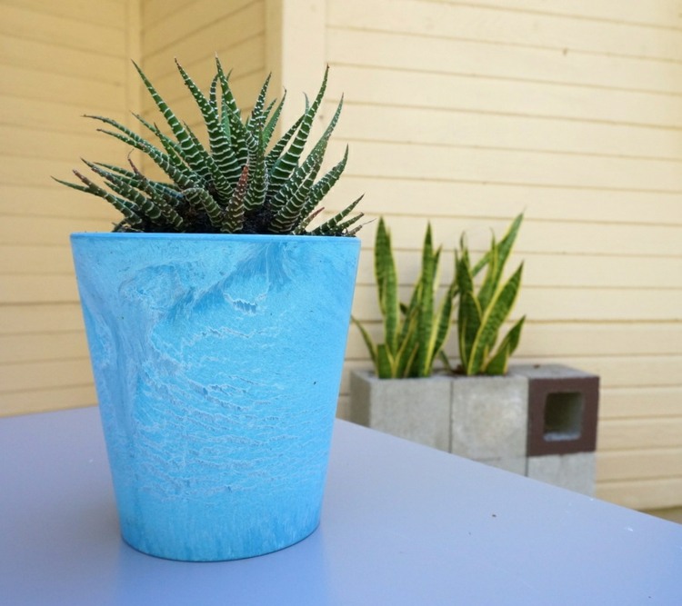 Tipy na údržbu záhrady s kutilským projektom - premaľovanie starého kvetináča tipy na starostlivosť o záhradu svetlo modrá šťavnatá rastlina kvetináč stôl záhradná stena pokrývajúca drevo