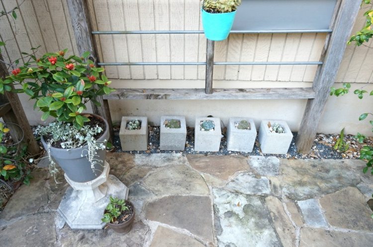 Tipy na údržbu záhrady - Nájdite originálne kvetináče, ako sú tieto betónové bloky Tipy na údržbu záhrady, čistenie terasy, sadenie kvetináčov