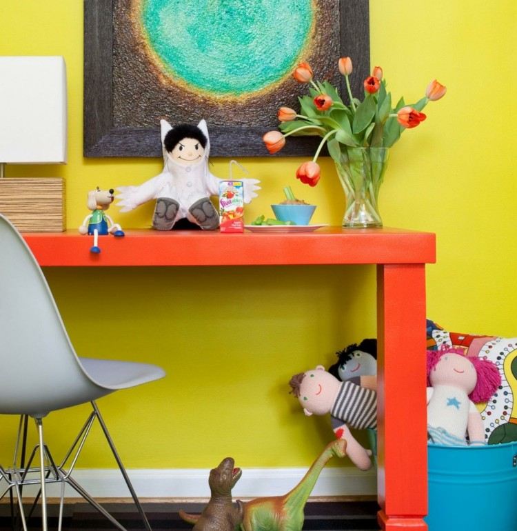 Dizajn steny detskej izby s farbou - žltou ako pozadím Stena v detskej izbe s farebným farebným nábytkom-červeným-písacím stolom-vedierkom-stoličkou eames