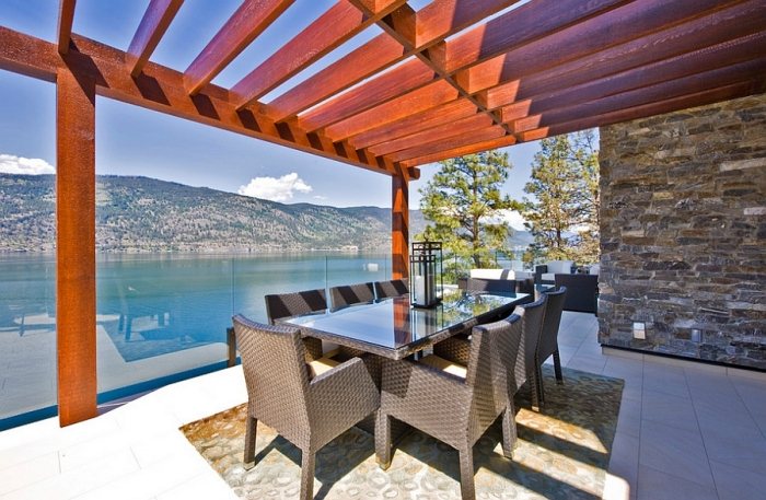 Tipy na terasu, dizajn, výhľad, pergola, drevené kreslo, poník, ratanové sklo