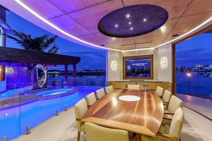 Terasa s bazénom-oválna-futuristická-jedálenská časť-osvetlenie-atmosférické