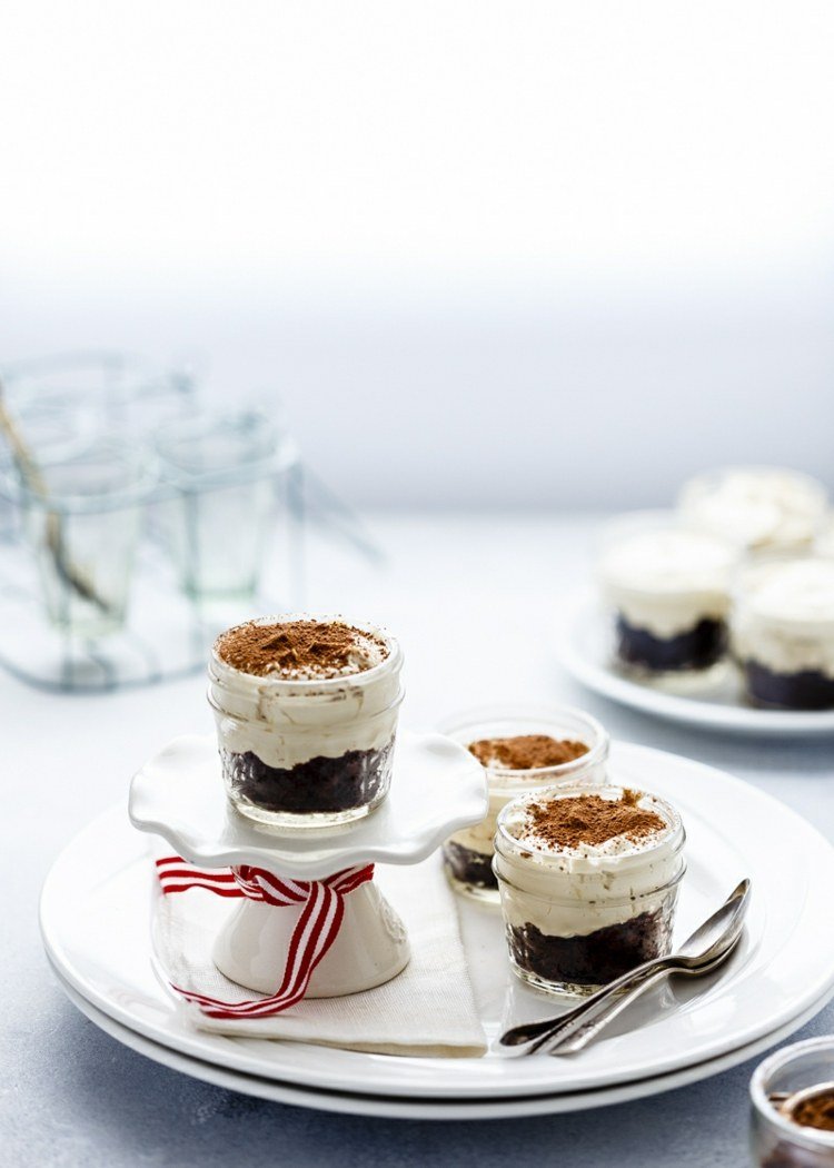 vrstvy dezertu tiramisu v pohári