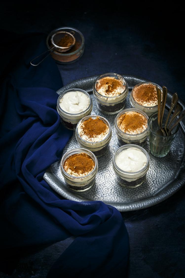 podávajte desať minút tiramisu v dvoch vrstvách v pohári